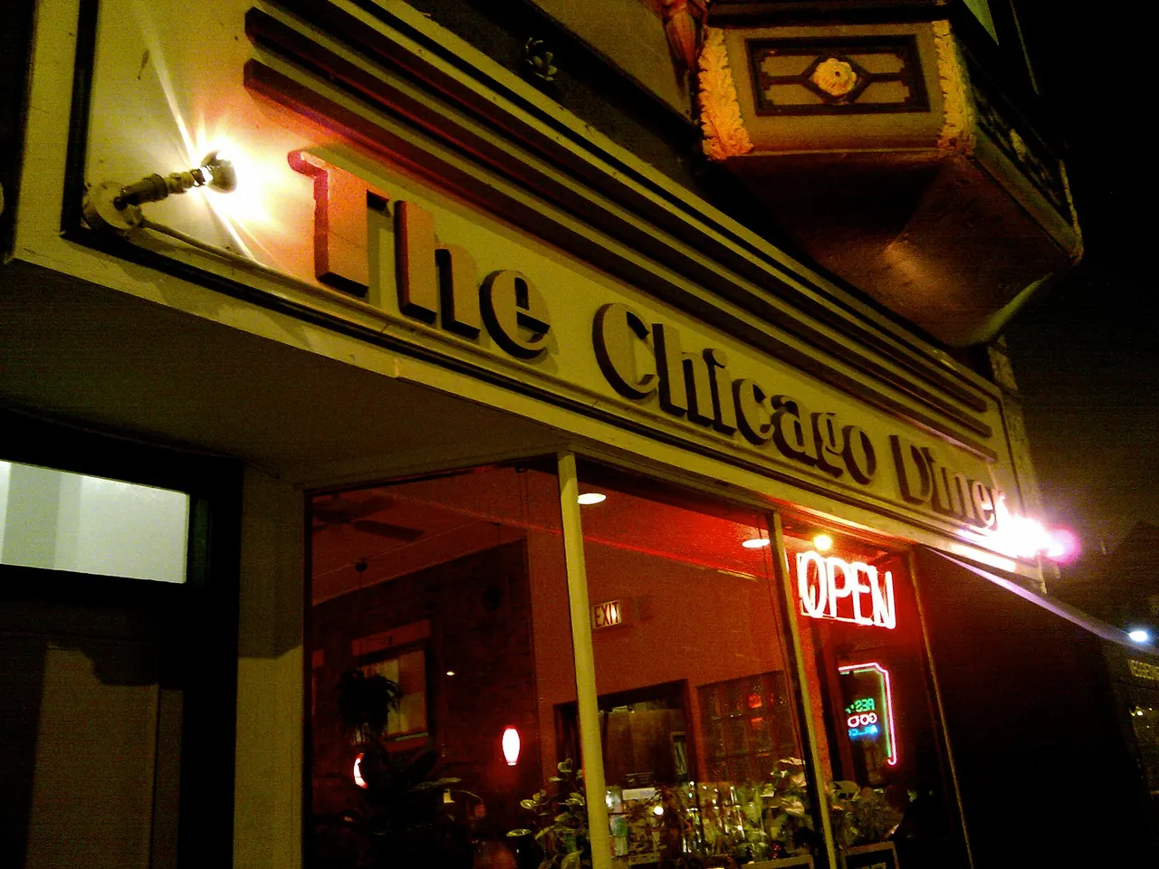 The Lakeview Chicago Diner entrance at night.
